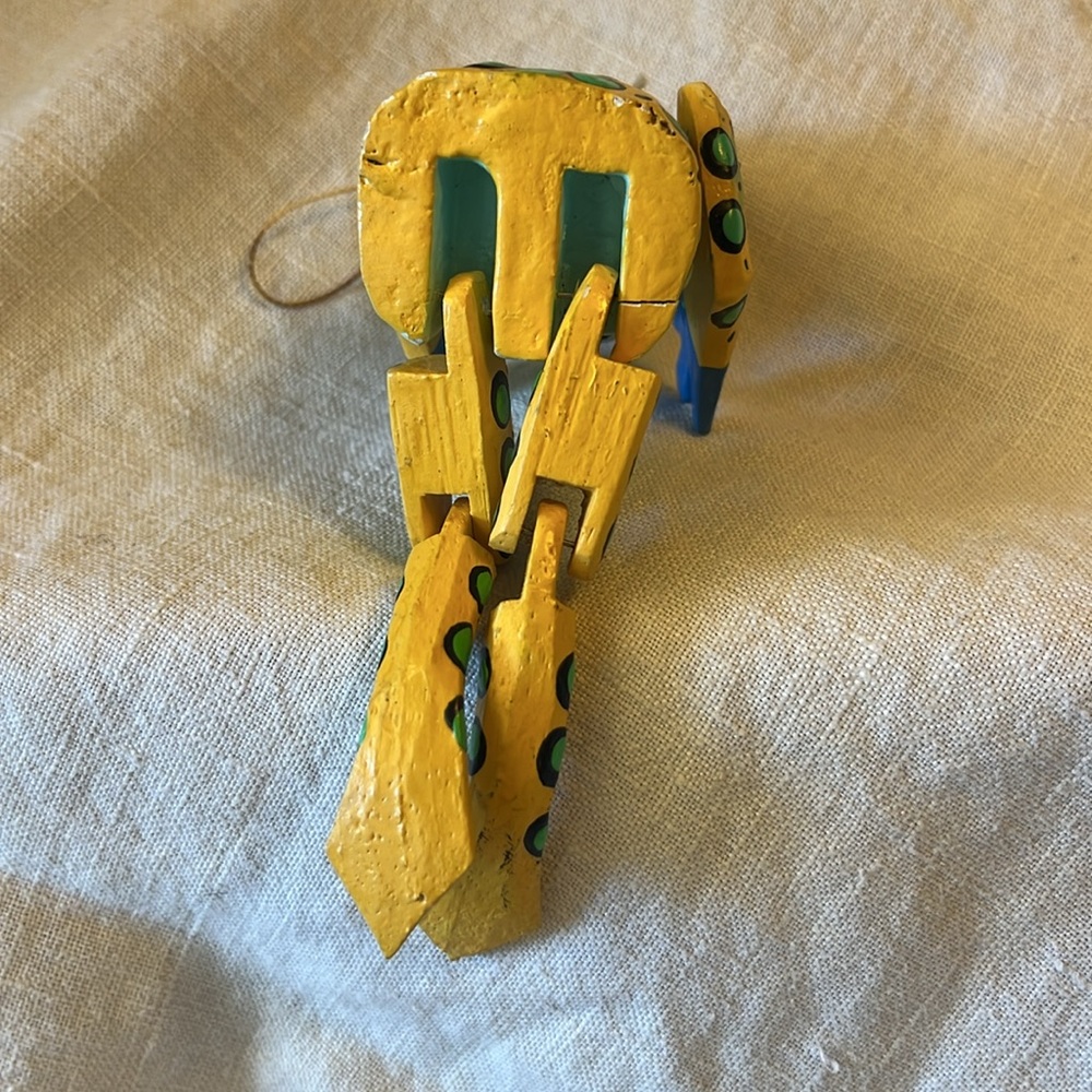 Articulated wooden frog ornament - Picture 3 of 6